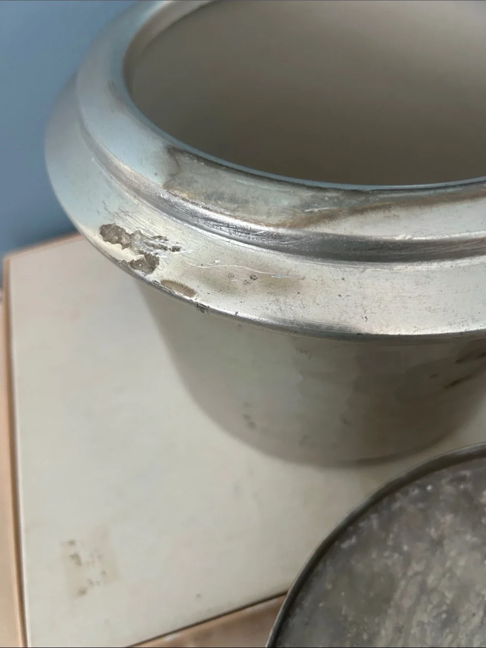 Vintage Silver-Tone Hammered -look Covered ice Bucket Some Cosmetic issues. GUC
